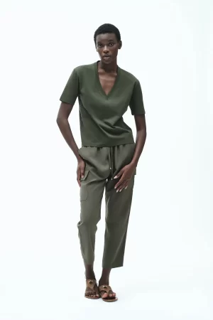 T-SHIRT IN COTONE SOLLO V STRASS E BORCHIE LATI - FD244