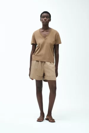 T-SHIRT IN COTONE SCOLLO V CON PATCH IN GOMMA - FD256